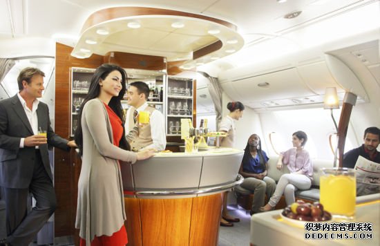 阿联酋航空A380上层机舱设有头等及商务舱专属酒廊，乘客可免费品尝世界名酒及各色开胃小食