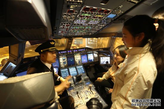 到达广州后，机长向孩子们介绍南航A380驾驶舱 崔晓文摄.JPG