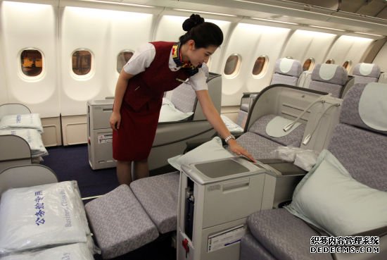 国航西南分公司成都—法兰克福首航乘务员测试180度平躺座椅设备状态